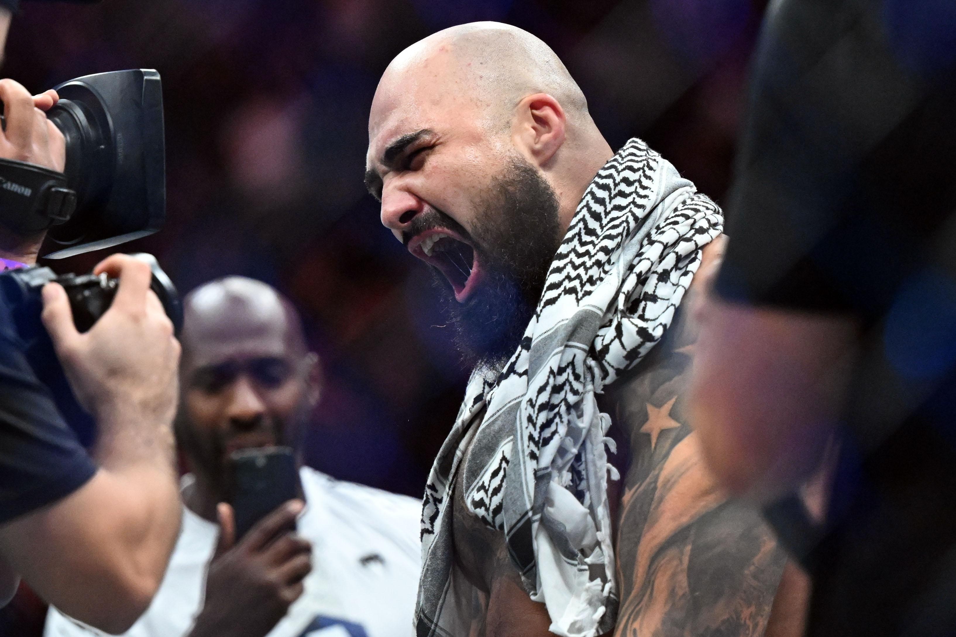 Шон Шараф UFC 331 тэмцээний хүрээнд Гэйбл Стивсоныг 12 секундэд буулган авлаа