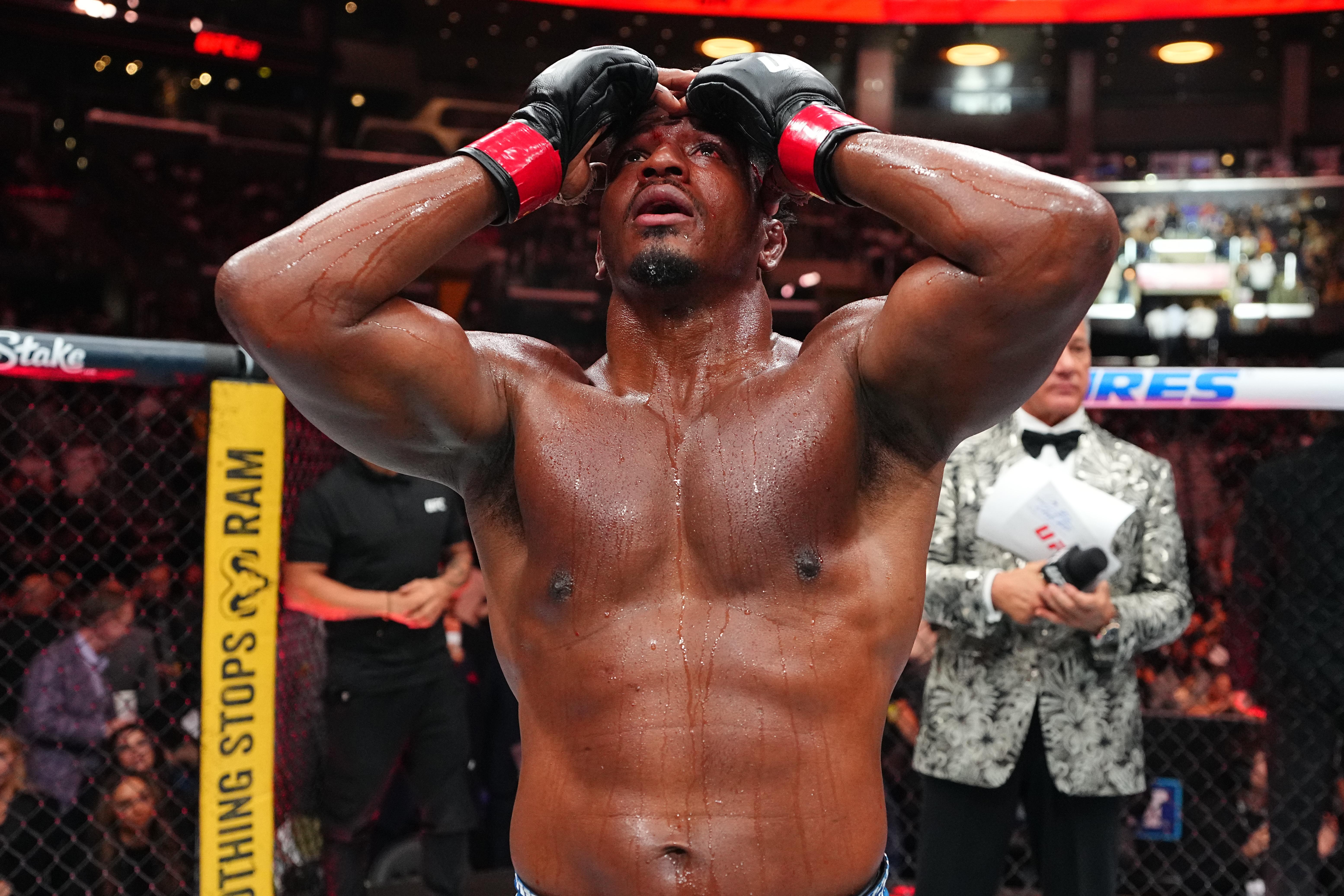Алонзо Менифилд UFC 331 тэмцээнд ялалт байгуулахдаа хуруугаа хүнд гэмтээжээ