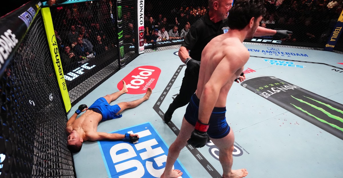 UFC-гийн тулаанч дүрэм зөрчин өрсөлдөгчөө өвдөглөж, тэмцээнээс хасагдлаа