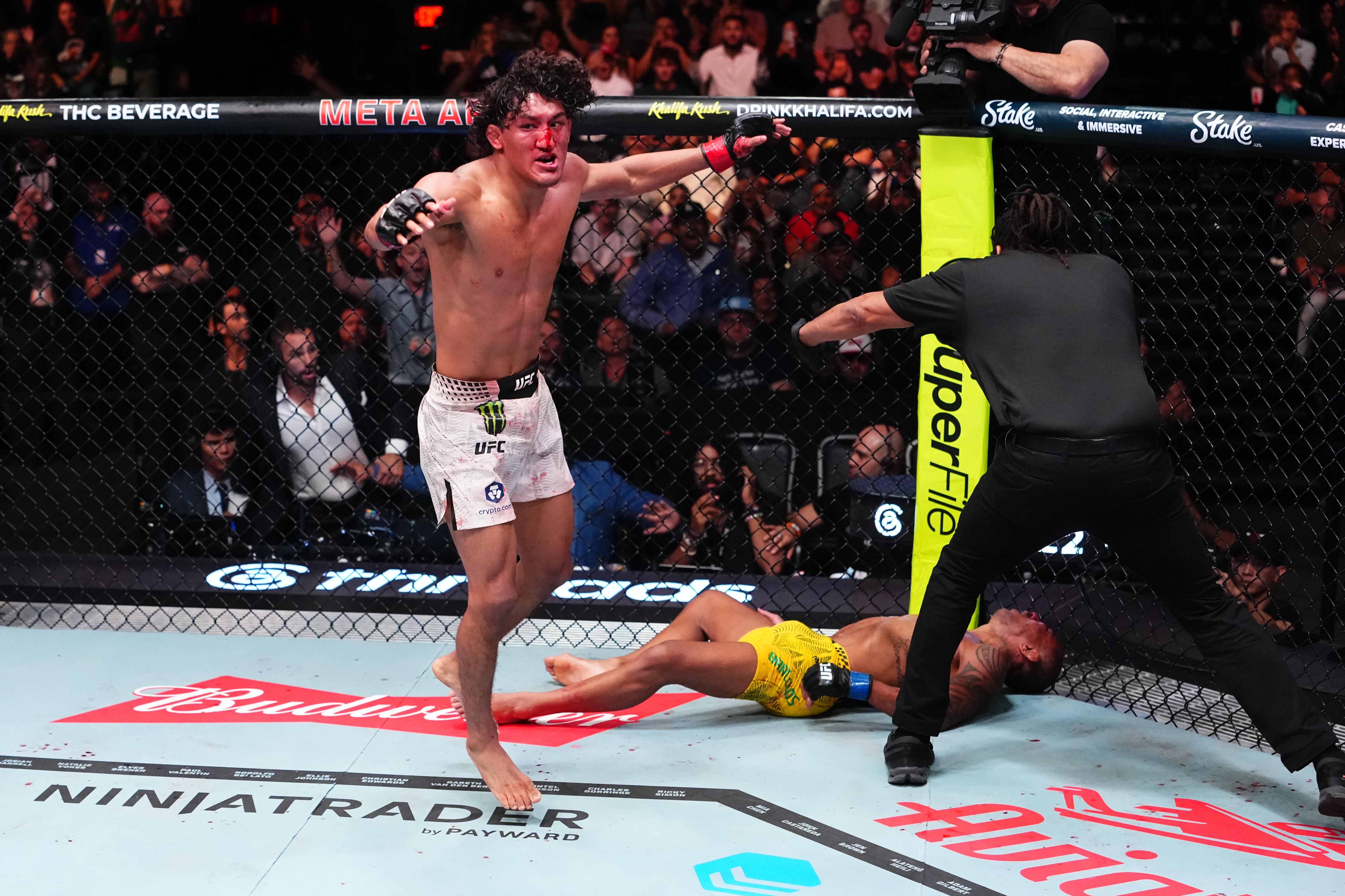 Раул Росас Жуниор UFC Vegas 121 тэмцээний үндсэн тулаанд өрсөлдөгчөө хүнд байдалд оруулж яллаа