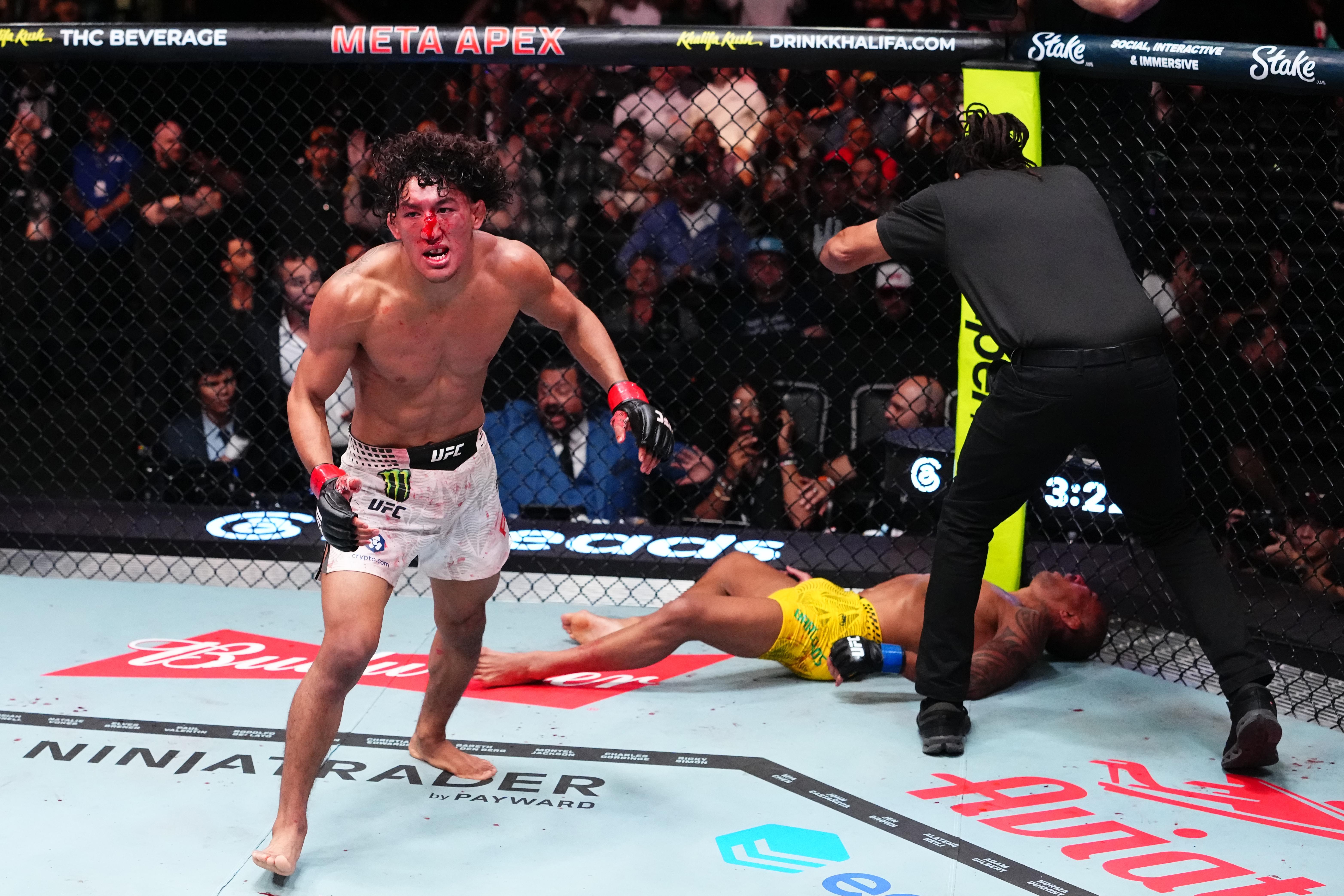 UFC Vegas 121 тэмцээний үеэр ухаан алдсан Раони Барселосын биеийн байдал тогтворжлоо