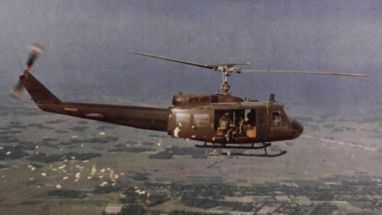 Вьетнамын дайны үед UH-1 “Huey” нисдэг тэрэг яагаад хаалгаа онгорхой нисдэг байсан бэ