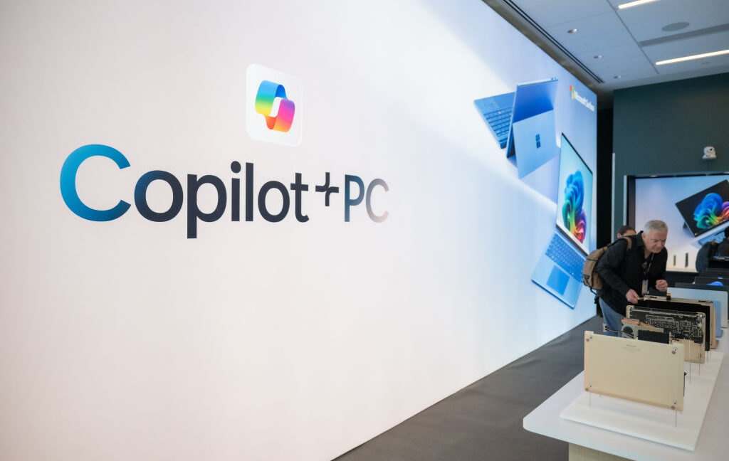 Microsoft компани “Copilot+ PC” брэндийн нэршлийг шинээр гаргасан Surface төхөөрөмжүүддээ ашиглахаа больжээ