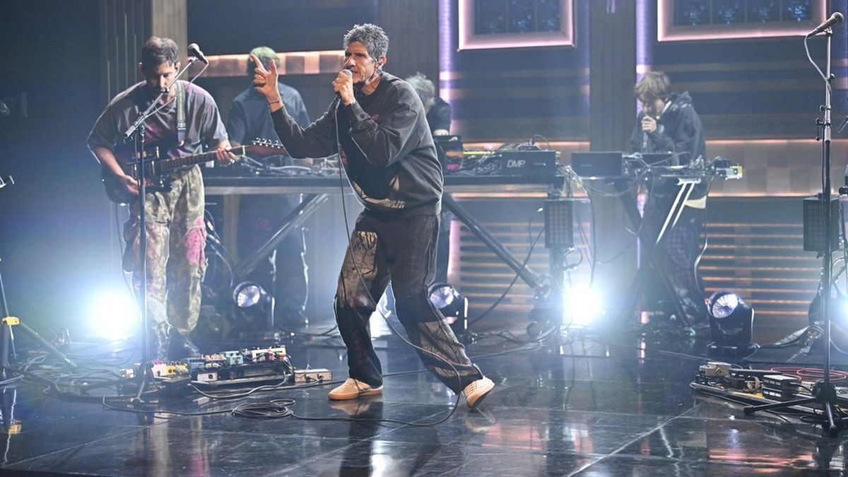 Майк Ди “The Tonight Show Starring Jimmy Fallon” нэвтрүүлэгт оролцож амьд тоглолт үзүүллээ