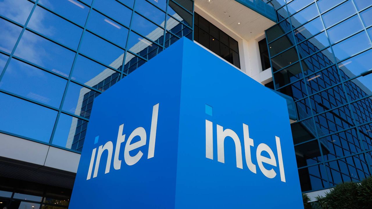 Intel компани процессор болон ажиллах хүчний бүтцэд өөрчлөлт оруулахаар төлөвлөж байна