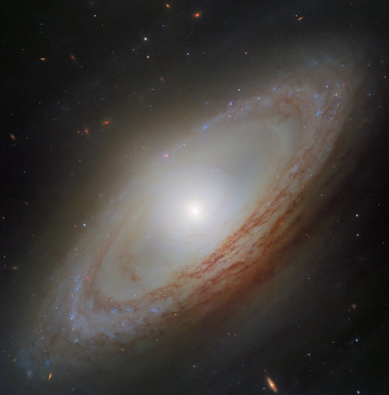 Вирго ордны бөөгнөрөл дэх NGC 4693 галактикийн эргэлтийн гажиг илрэв