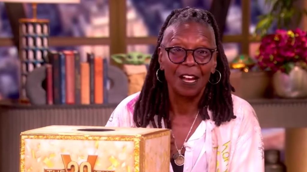 Вупи Голдберг “The View” нэвтрүүлгийн үзэгчдэд Опра Уинфригийн алдарт бэлгийг санагдуулам гэнэтийн бэлэг барилаа