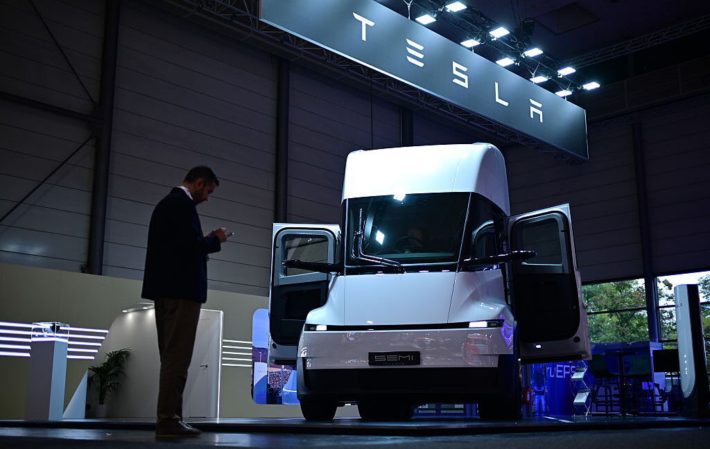 Tesla Semi ачааны машины олноор үйлдвэрлэх үйл ажиллагааг Невада муж улсад албан ёсоор эхлүүллээ