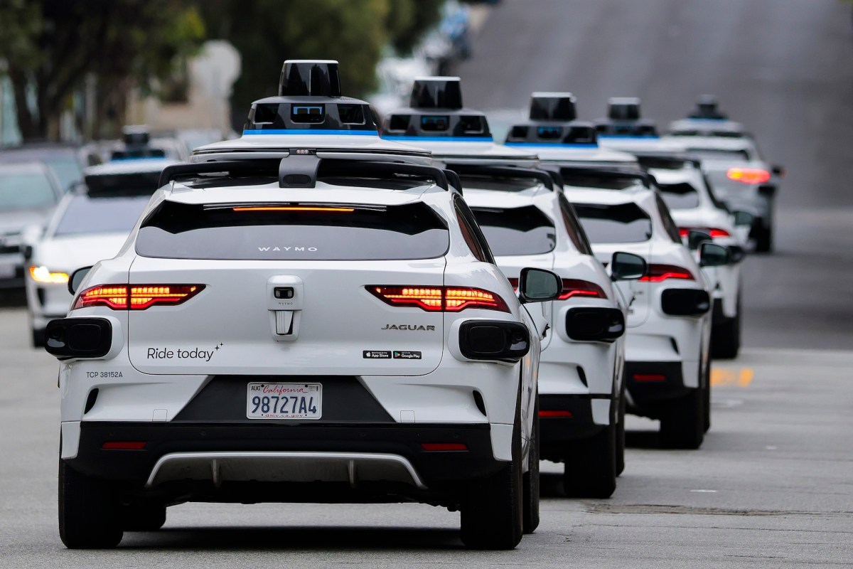 Waymo компани Теслагийн роботаксийн технологийн аюулгүй байдлын асуудлыг хөндлөө